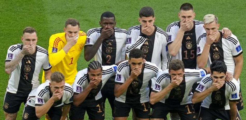 Los jugadores de Alemania se tapan la boca previo al partido contra Japón por el Grupo E del Mundial, el miércoles 23 de noviembre de 2022, en Doha, Qatar. (AP Foto/Matthias Schrader).