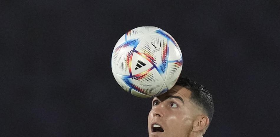 Cristiano Ronaldo, de la selección de Portugal, controla un balón durante una práctica, en Al Shahaniya, Qatar.