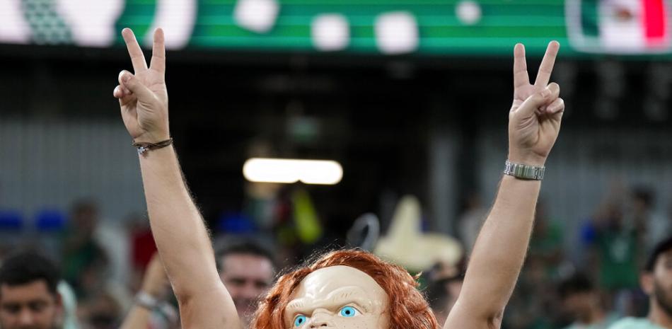 Un hincha de México con una máscara durante un partido de fútbol del grupo C de la Copa Mundial contra Polonia en el Estadio 974 en Doha, Qatar, el martes 22 de noviembre de 2022.