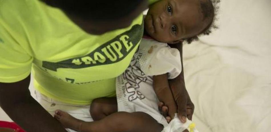 Un bebé enfermo de cólera recibe tratamiento en una clínica de Médicos sin Fronteras en Puerto Príncipe, Haití, 11 de noviembre de 2022. (AP Foto/Odelyn Joseph)