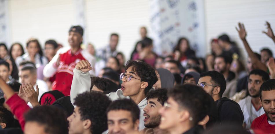 Aficionados al fútbol de Marruecos reaccionan mientras ven a su selección nacional jugar contra Croacia en un partido de la Copa del Mundo jugado en Qatar, en un café en Rabat, Marruecos, el miércoles 23 de noviembre de 2022. (Foto AP/Mosa'ab Elshamy)