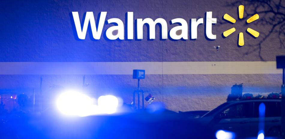 La policía se encuentra en la escena de un tiroteo masivo en un Walmart, el miércoles 23 de noviembre de 2022, en Chesapeake, Virginia. (AP Photo/Alex Brandon)