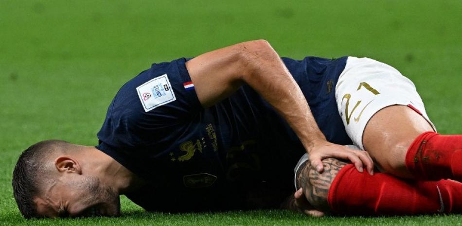 El defensor número 21 de Francia, Lucas Hernández, reacciona después de sufrir una lesión durante el partido de fútbol del Grupo D de la Copa Mundial de Qatar 2022 entre Francia y Australia. Foto de AFP/Chandan Khanna