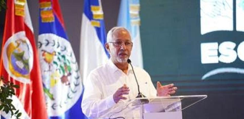 El ministro de Educación, Ángel Hernández, expone en la apertura del foro. Externa/