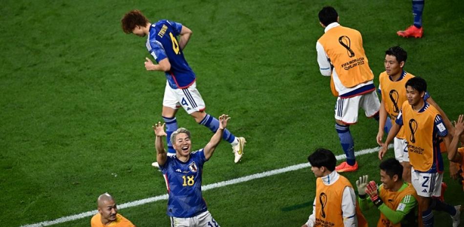 El delantero japonés #18 Takuma Asano (C) celebra marcar el segundo gol de su equipo durante el partido de fútbol del Grupo E de la Copa Mundial Qatar 2022 entre Alemania y Japón en el Estadio Internacional Khalifa en Doha el 23 de noviembre de 2022. Foto AFP