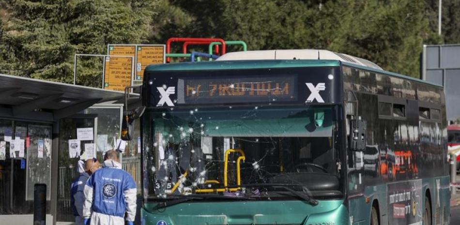 Policías israelíes revisan el sitio donde se produjo una explosión en una parada de autobús en Jerusalén. AP