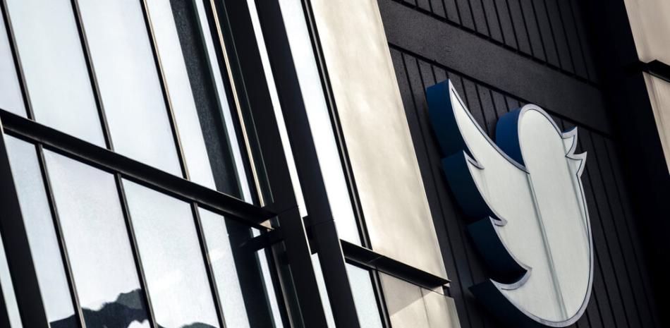 El logotipo de Twitter se muestra en la sede de la compañía de redes sociales en San Francisco el viernes 11 de noviembre de 2022. (Stephen Lam/San Francisco Chronicle vía AP, Archivo)