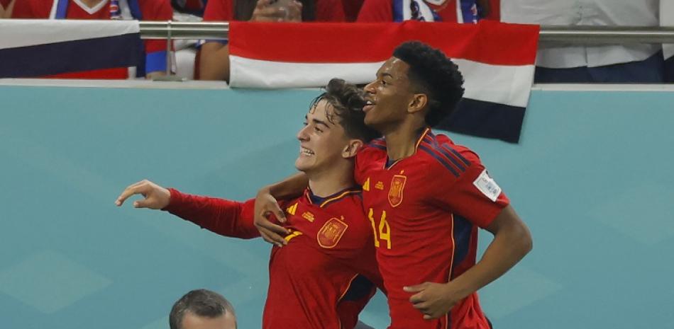 Alejandro Balde, a la izquierda, de madre dominicana, felicita a Gavi luego del gol del segundo en el partido entre España y Costa Rica en el Mundial de Fútbol.