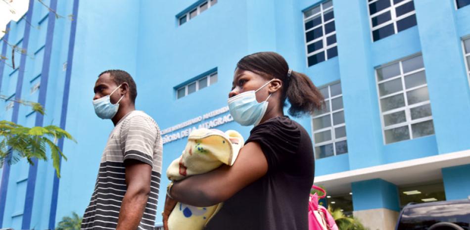 Haitianos esperando atenciones de salud en un centro hospitalario del país / Archivo