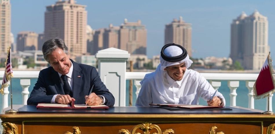 El secretario de Estado de Estados Unidos, Antony Blinken, con el ministro de Exteriores de Qatar, Mohammed bin Abdulrahmán. Foto: Europa Press
