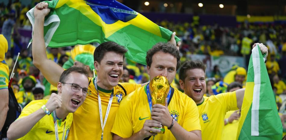 Aficionados brasileños esperan el inicio del partido de fútbol del grupo G de la Copa Mundial entre Brasil y Serbia, en el Estadio Lusail en Lusail, Qatar, el jueves 24 de noviembre de 2022. AP.