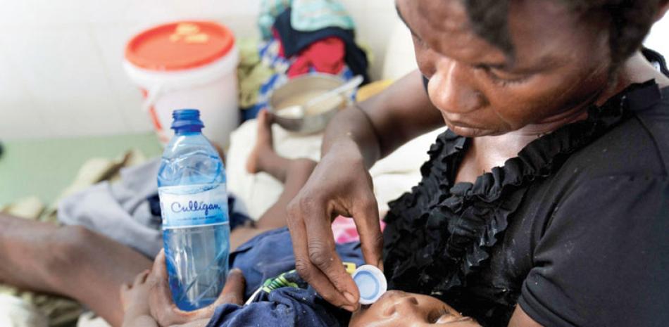 Una madre cuida de su hijo con cólera el 11 de octubre de 2016, en Anse D’Hainault. AP