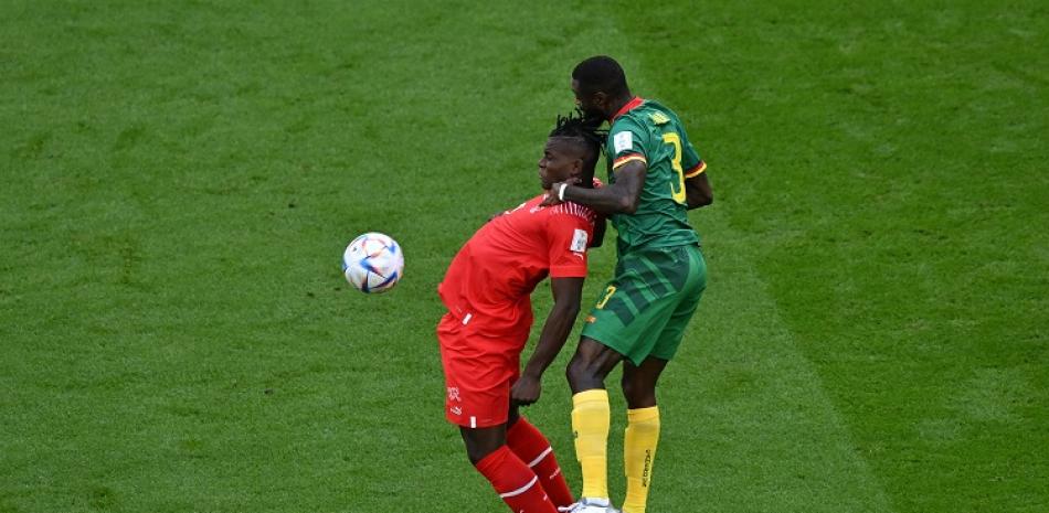 Breel Embolo, de Suiza, lucha por el balón con el defensor de Camerún Nicolas Nkoulou durante el partido del grupo G en el Mundial de Fútbol Catar 2022.
