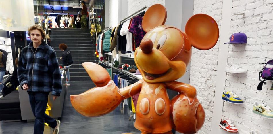 "Lobsta Mickey" se exhibe en la tienda de zapatillas Concepts, el viernes 25 de noviembre de 2022, en Boston. La estatua olvidada de Mickey Mouse, de 700 libras de peso, con gigantescas pinzas de langosta en lugar de manos, ha encontrado su camino de regreso a Boston. (Foto AP/Michael Dwyer)