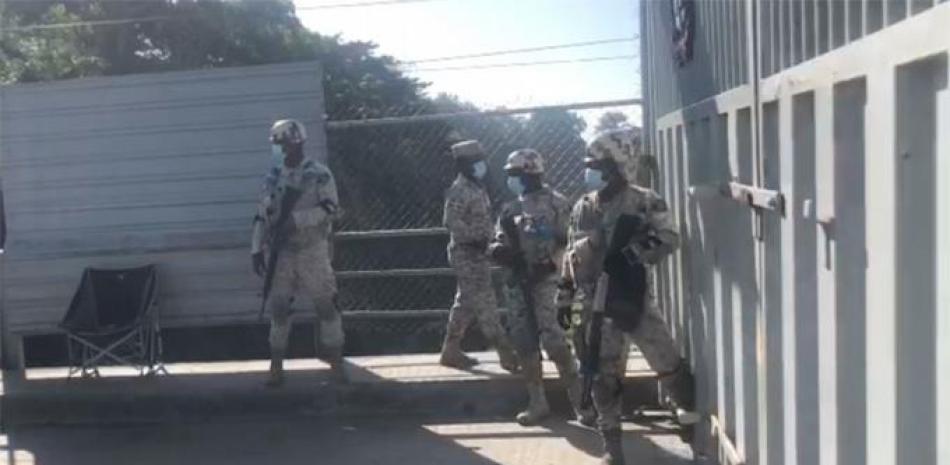 Soldados del Cefront vigilan el portón del puesto fronterizo de Dajabón.
