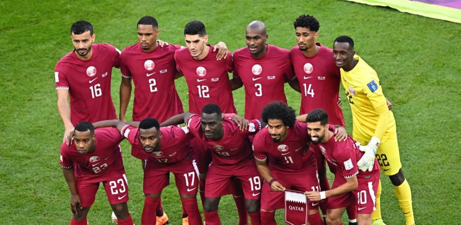 Los jugadores de Qatar posan para la foto del equipo antes del partido de fútbol del Grupo A de la Copa Mundial Qatar 2022 entre Qatar y Senegal en el Estadio Al-Thumama en Doha el 25 de noviembre de 2022.
MANAN VATSYAYANA / AFP
