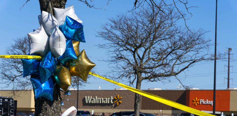 Se colocaron flores y globos cerca de la escena de un tiroteo masivo en un Walmart, el miércoles 23 de noviembre de 2022, en Chesapeake, Virginia. AP.