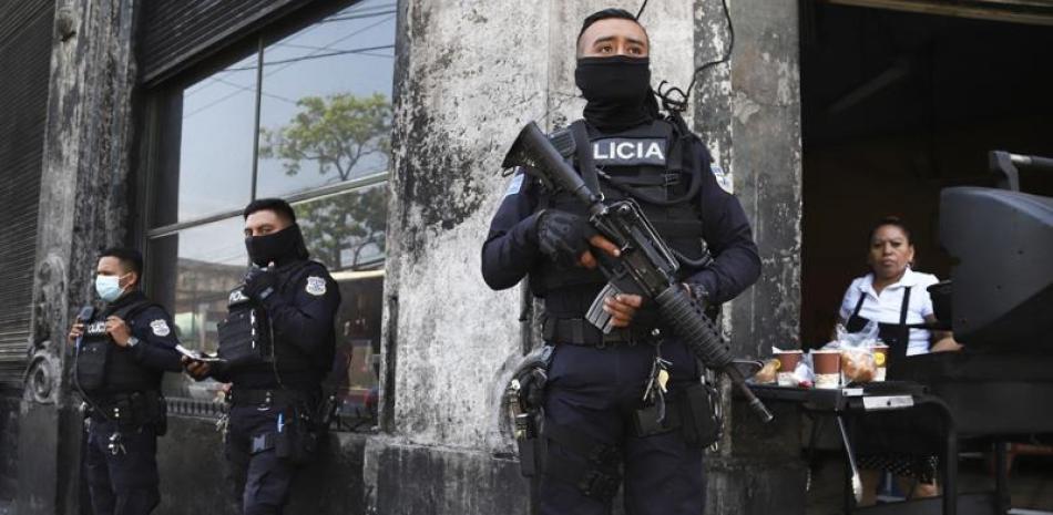 Policías vigilan las calles en el centro de San Salvador, El Salvador, el 27 de marzo de 2022. AP