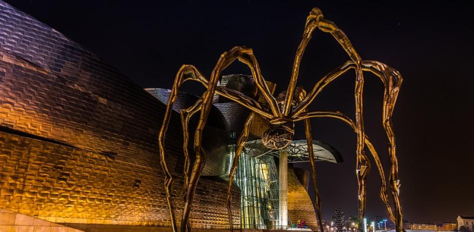 Vista nocturna de la araña Maman, de la artista Louise Bourgeois, situada fuera del Museo Guggenheim, en Bilbao, País Vasco, España. A diferencia de figuras como Frida Kahlo o la francesa Louise Bourgeois, muchas mujeres artistas han sido olvidadas por los museos. ISTOCK