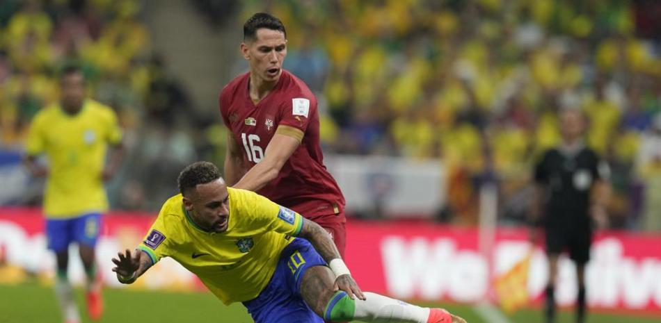 El brasileño Neymar y el serbio Sasa Lukik pugnan por un balón en el partido por el Grupo G del Mundial, el pasado jueves.