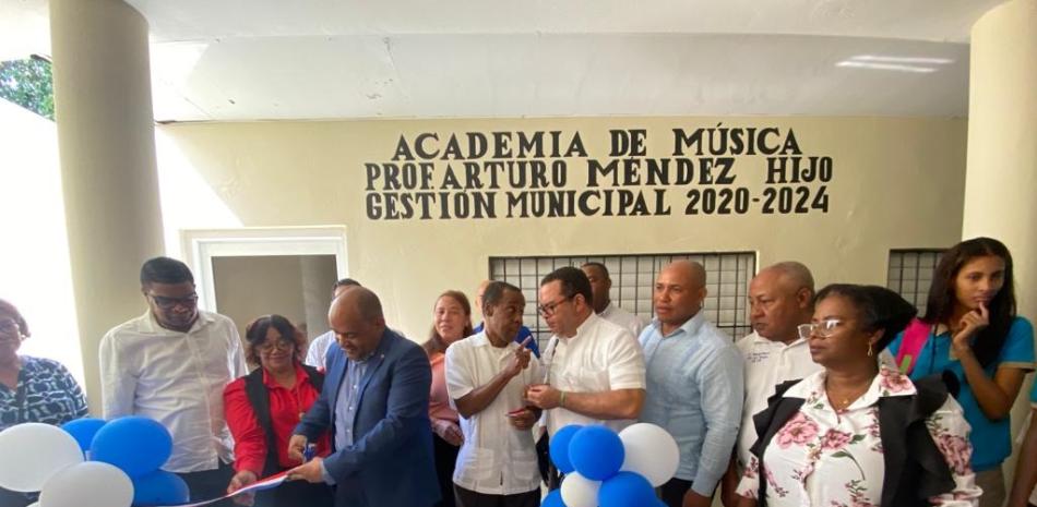 La alcaldía de Tamayo rindió un tributo a don Arturo Méndez, forjador de músicos y de quien lleva el nombre dicha academia, la cual se inaugura con la entrega de una veintena de nuevos instrumentos de diferentes tipos.