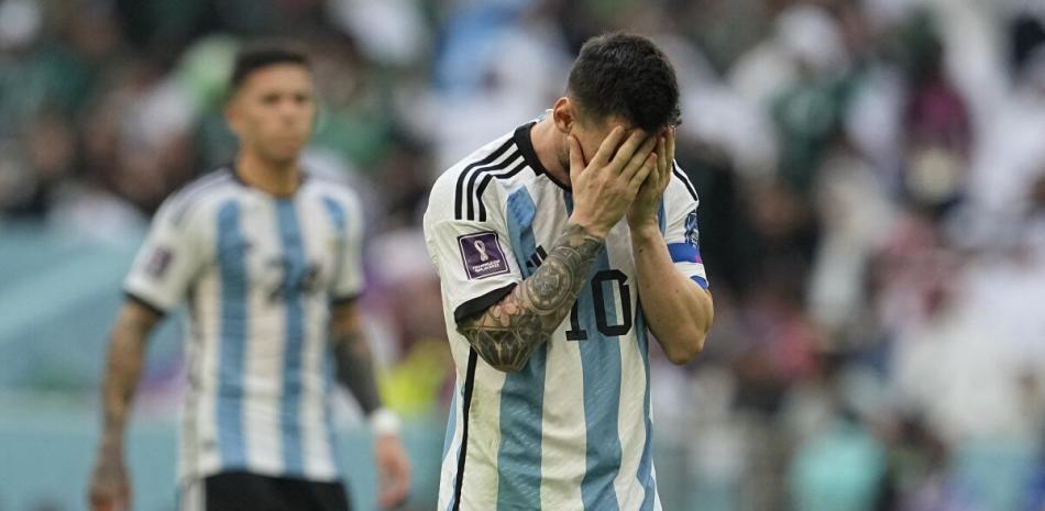 Lionel Messi se lamenta tras la derrota 2-1 ante Arabia Saudita.