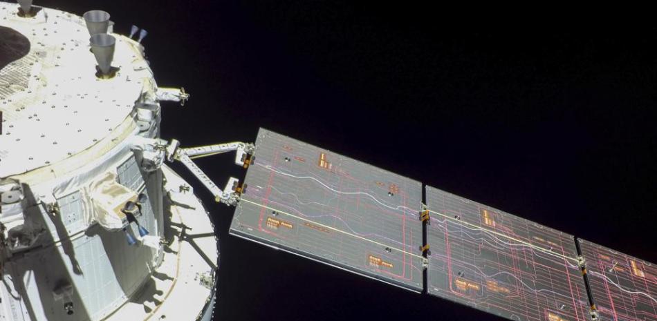 Esta imagen proporcionada por la NASA muestra imágenes del día 9 de vuelo que la nave espacial Orion de la NASA capturó mirando hacia atrás a la Tierra desde una cámara montada en uno de sus paneles solares. La cápsula Orion de la NASA ahora está dando vueltas alrededor de la luna en una órbita que se extiende decenas de miles de millas. La cápsula y sus tres maniquíes de prueba entraron en la órbita lejana el viernes 25 de noviembre de 2022, más de una semana después del lanzamiento en el vuelo de prueba. (NASA vía AP)