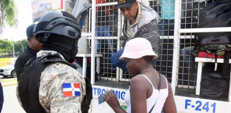 Una joven haitiana muestra su pasaporte a las autoridades de Migración, pero aparentemente la fecha de vigencia estaba vencida. leonel matos / LD