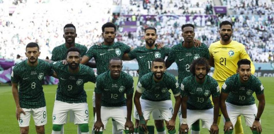 Los jugadores de Arabia Saudita posan para una foto grupal antes del partido de fútbol del Grupo C de la Copa Mundial de Qatar 2022 entre Argentina y Arabia Saudita en el Estadio Lusail en Lusail, al norte de Doha, el 22 de noviembre de 2022. Khaled DESOUKI / AFP