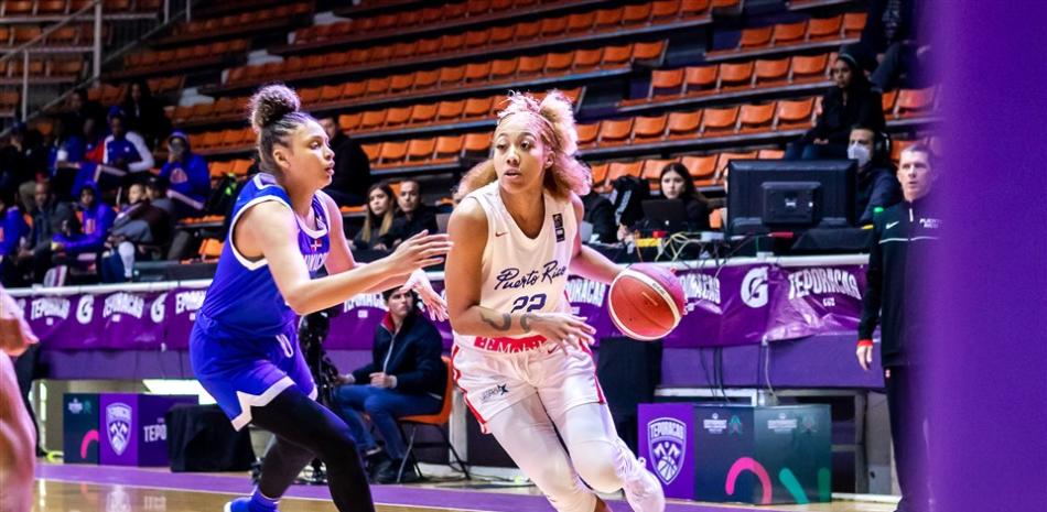 Arella Guirantes, de Puerto Rico, busca atacar el aro ante la defensa de Cesarina Capellán, de Dominicana, en el partido del viernes por la noche en el Centrobasket Femenino.
