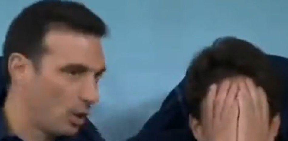Pablo Aimar se tapa el rostro mientras llora de emoción luego que Lionel Messi marcara el primero de los dos goles de Argentina