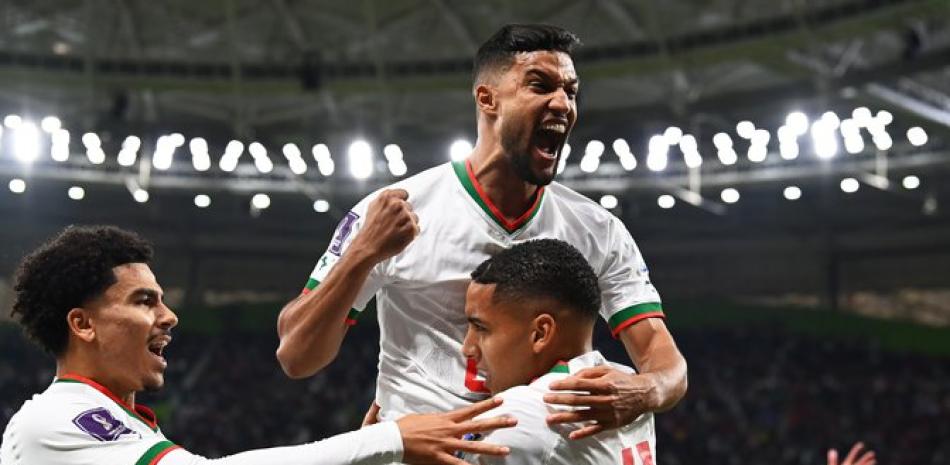 Jugadores de Marruecos festejan luego de marcar uno de los goles este domingo