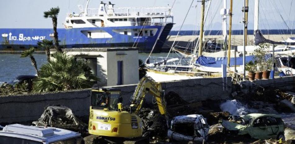 Un hombre trabaja en el puerto dañado de Casamicciola el 27 de noviembre de 2022, luego de las fuertes lluvias que provocaron un deslizamiento de tierra en la isla de Ischia. AFP
