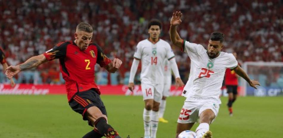 El defensa belga #02 Toby Alderweireld dispara el balón y supera al defensa marroquí #25 Yehia Attiyallah durante el partido de fútbol del Grupo F de la Copa Mundial Qatar 2022 entre Bélgica y Marruecos en el Estadio Al-Thumama en Doha el 27 de noviembre de 2022.