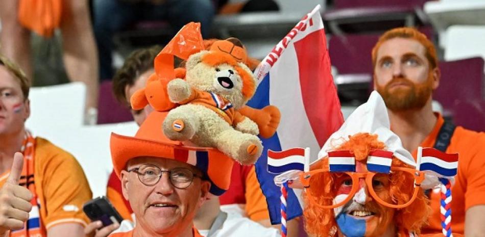 Fanáticos neerlandeses antes del partido de Países Bajos que empató con Ecuador en el estadio Khalifa en Doha, este viernes último. Foto: AFP.
