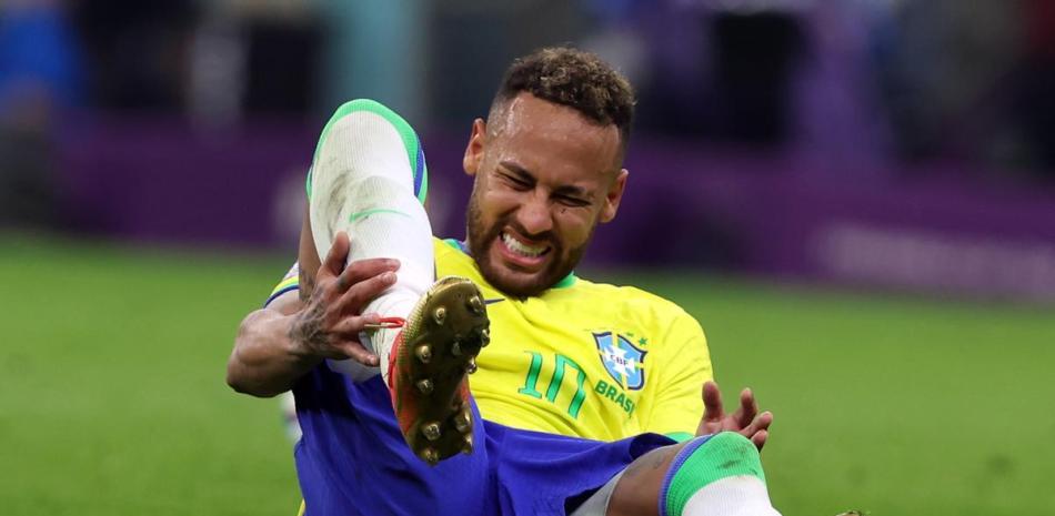 Neymar se queja al momento de sufrir la lesión en el tobillo derecho