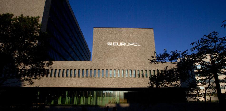 En esta imagen del miércoles 10 de octubre de 2018, el sol ilumina la fachada de la sede de Europol en La Haya, Holanda. (AP foto/Peter Dejong, Archivo)