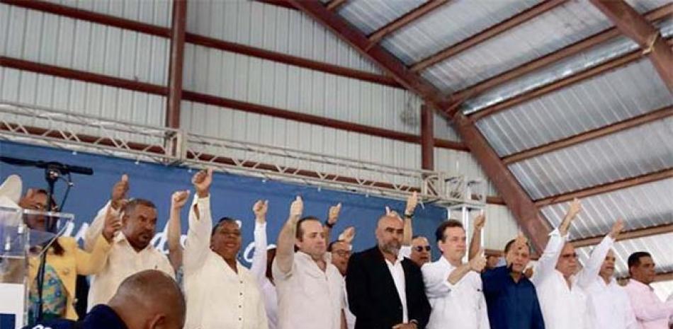 Ito Bisonó y José Paliza juramentan a Olegario Lantigua como miembro del PRM, en Partido, Dajabon.