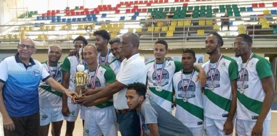 Nelson Ramírez y Víctor Gil, de la Federación Dominicana de Voleibol, premian a Los Laguneros de Cabral como campeones de la Copa del Sur de Voleibol Superior Masculino