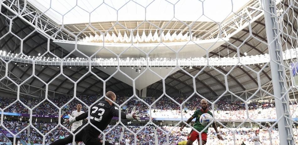 Eric Maxim Choupo-Moting, de Camerún, anota el tercer gol de su equipo ante el portero de Serbia Vanja Milinkovic-Savic en el partido del Grupo G del Mundial de Fútbol.
