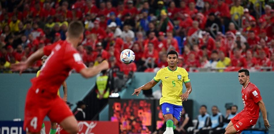 Casemiro, de Brasil, observa la pelota durante el partido frente a Suiza correspondiente al Grupo G del Mundial de Fútbol Catar 2022.