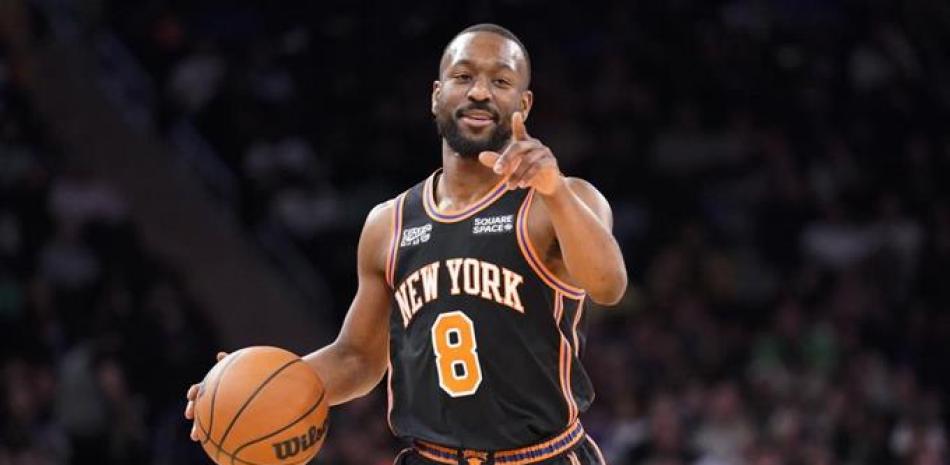 Kemba Walker, base de los Knicks de Nueva York, da indicaciones durante un partido ante los Nets de Brooklyn, el 16 de febrero de 2022.