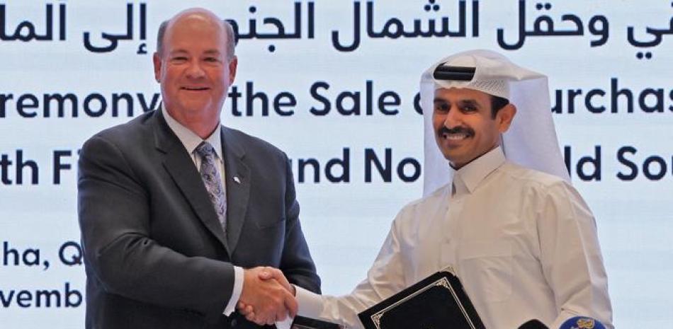 De derecha a izquierda, Saad Sherida al-Kaabi, ministro de Energia de Qatar y director general de Qatar Enery, y Ryan Lance, director general de la multinacional ConcoPhillips intercambian documentos durante una rueda de prensa en Doha, Qatar. Fuente: AFP.