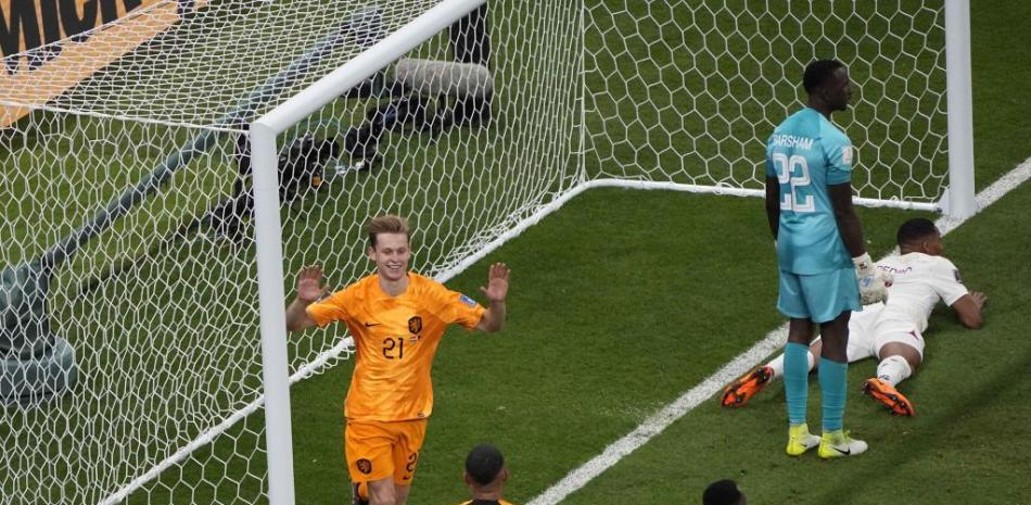 Frenkie de Jong es felicitado luego de conseguir el segundo gol para Países Bajos en su partido frente a Catar en el partido del martes en el Mundial de Fútbol.