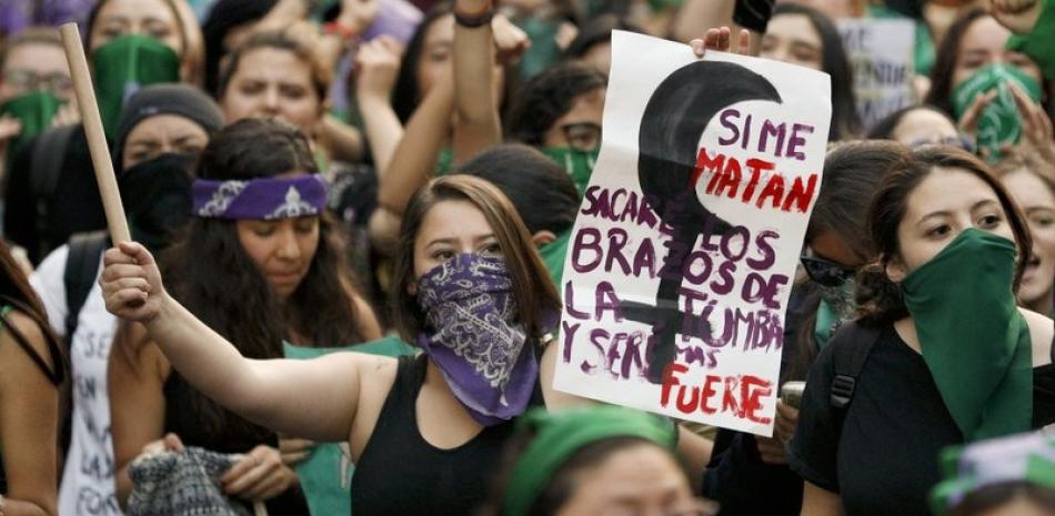 Mujeres marchan para protestar contra la violencia de género en la Ciudad de México, el lunes 25 de noviembre de 2019.  AP