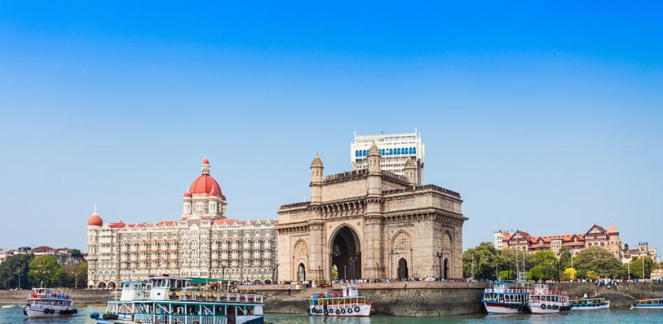 El Taj Mahal Hotel y la Puerta de India, arco monumental de 85 pies de altura en estilo renacentista indo-sarraceno. ISTOCK