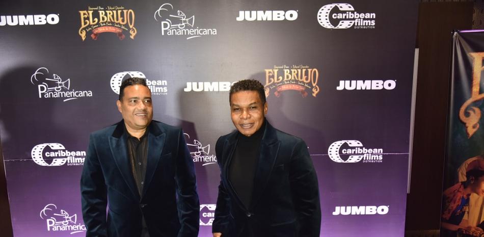 Raymond Pozo y Miguel Céspedes durante la premier de "El Brujo", que se exhibirá a partir del jueves en los cines dominicanos.