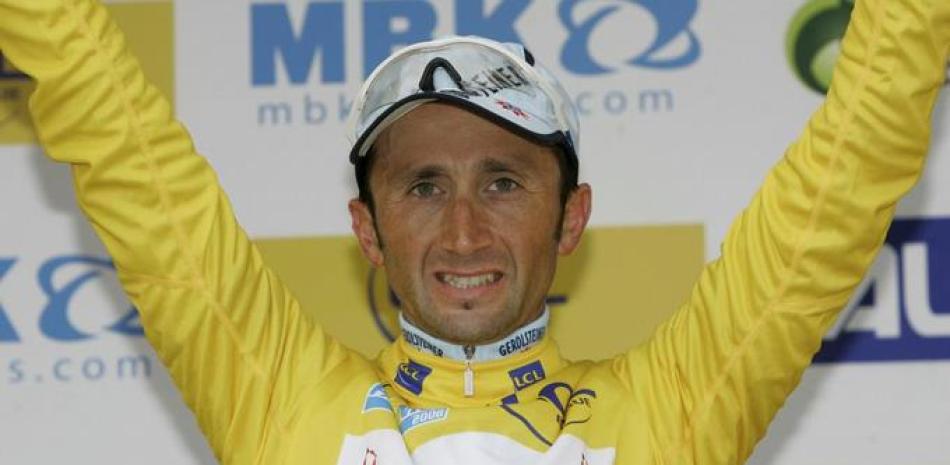 El italiano Davide Rebellin sonríe en el podio con el jersey amarillo tras ganar la sexta etapa de la carrera París-Niza en Cannes, el 15 de marzo de 2008.