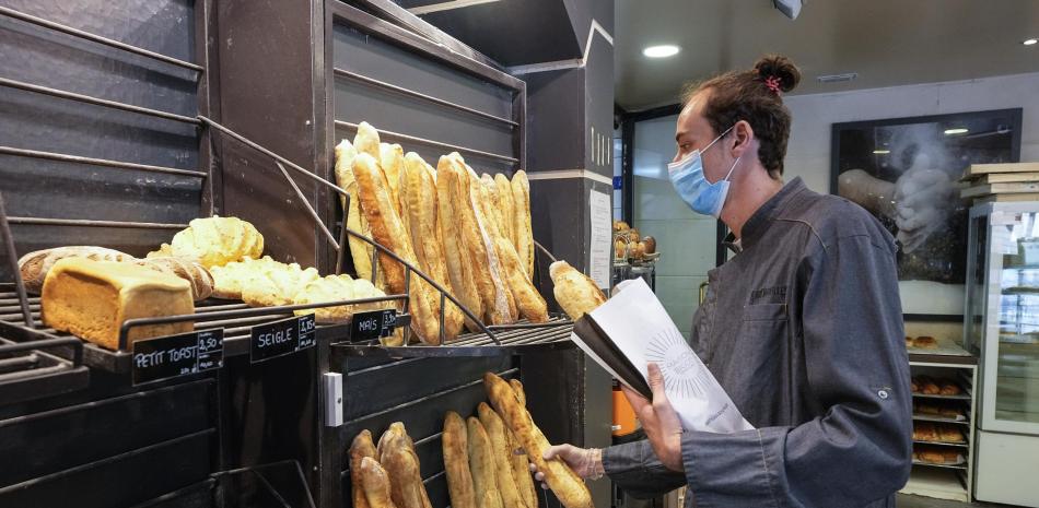 El panadero Hugo Hardy prepara baguettes para vender en la panadería Bigot en Versalles, al oeste de París, el martes 26 de octubre de 2021.

Foto: AP/Michel Euler
