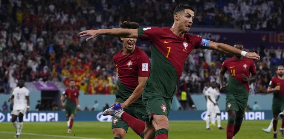 Cristiano Ronaldo celebra después de anotar de penal el primer gol de Portugal en la victoria por 3-2 sobre Ghana en el choque por el Grupo H de la Copa Mundial.